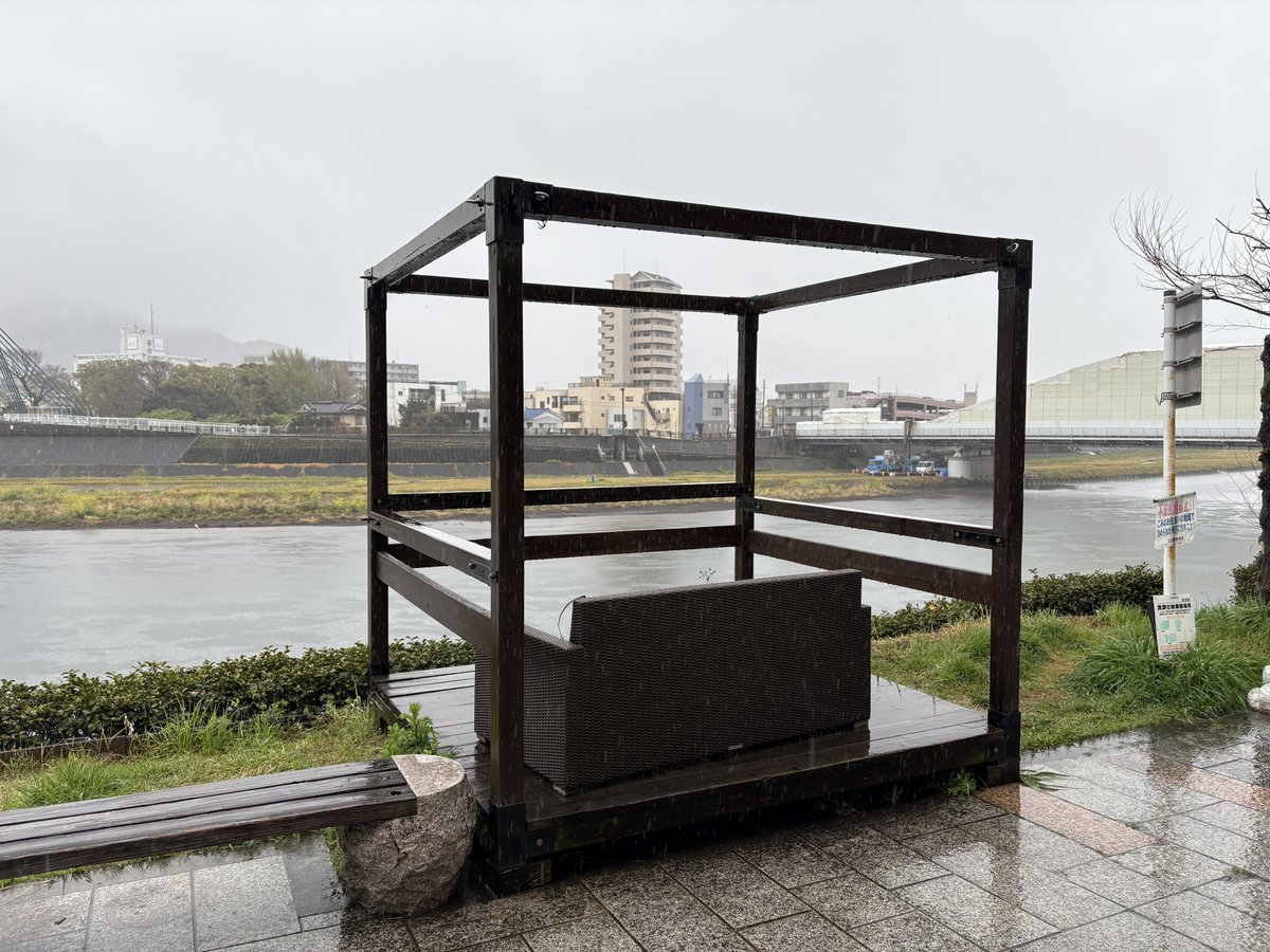 【移転のお知らせ】
日本一川が似合う本屋リバーブックスは、4/1をもってすぐ近くの狩野川べりに移転します。ほぼ川。新店舗は屋根がなく、もはや雨漏りの心配すらありません。雨が降ったら休業、風が吹いたら閉店します。夏は夏休み。晴れた日にご来店お待ちしております📚

#エイプリルフール