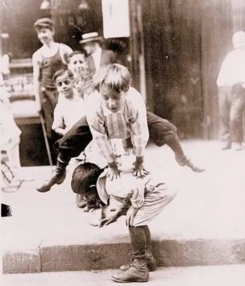 NortonFrancisco's tweet photo. Voltar à infância é lembrar o tempo em que a rua era o nosso mundo, saltar ao eixo  horas sem fim e a felicidade estava ali nas  coisas mais simples, coisas que o tempo levou, mas nunca apagou. #Oldtime https://t.co/3efiHaVGLn