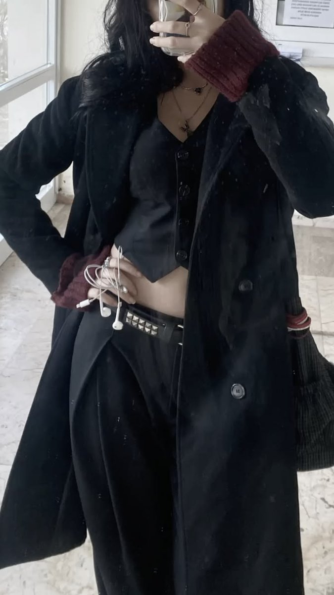 willow ໒꒱ playing p5r + p3r (1st time) tweet media