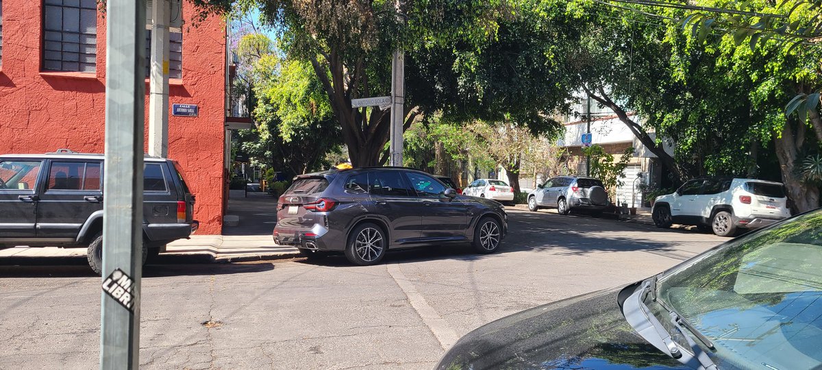 GilThierry's tweet photo. @UCS_GCDMX Nos podrían apoyar a sancionar y liberar el paso peatonal por favor, hay 2 autos sobre el paso peatonal Cuernavaca esquina Antonio Sola en la Colonia Condesa, por favor https://t.co/gw7hDmFJ2i