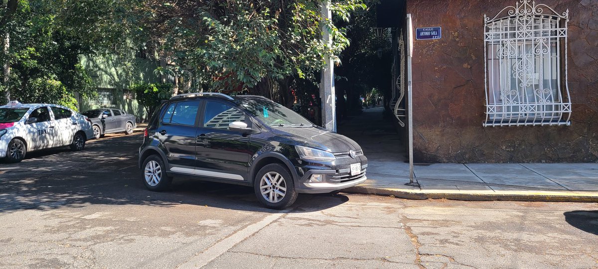 GilThierry's tweet photo. @UCS_GCDMX Nos podrían apoyar a sancionar y liberar el paso peatonal por favor, hay 2 autos sobre el paso peatonal Cuernavaca esquina Antonio Sola en la Colonia Condesa, por favor https://t.co/gw7hDmFJ2i