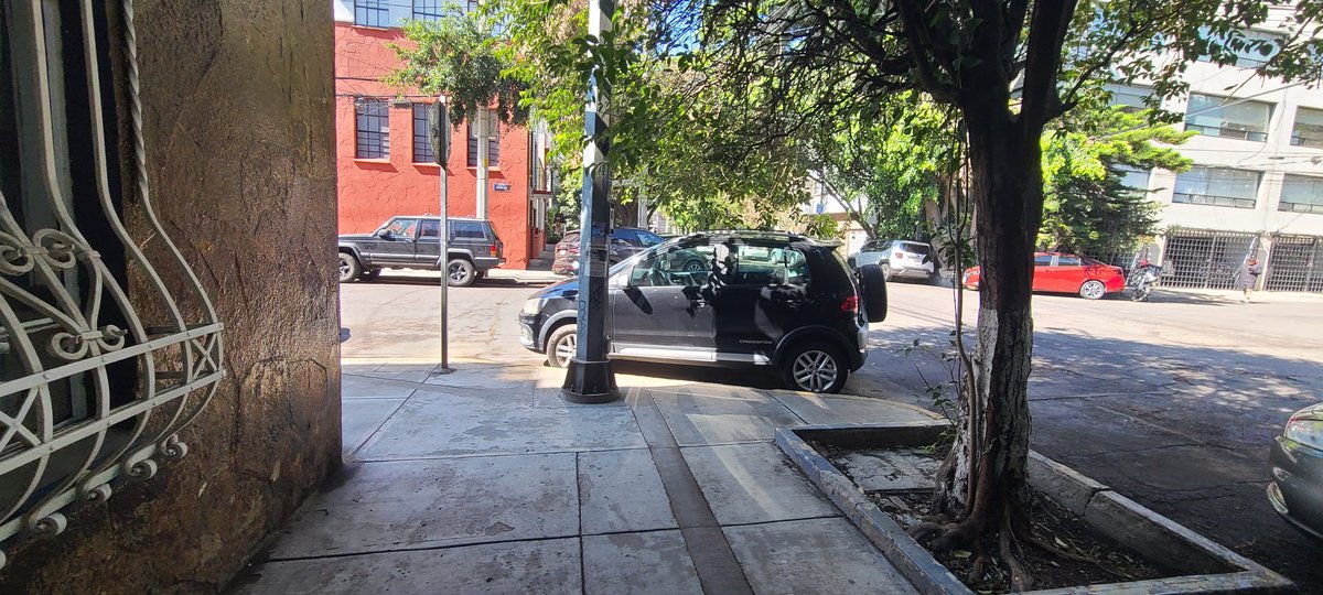 GilThierry's tweet photo. @UCS_GCDMX Nos podrían apoyar a sancionar y liberar el paso peatonal por favor, hay 2 autos sobre el paso peatonal Cuernavaca esquina Antonio Sola en la Colonia Condesa, por favor https://t.co/gw7hDmFJ2i