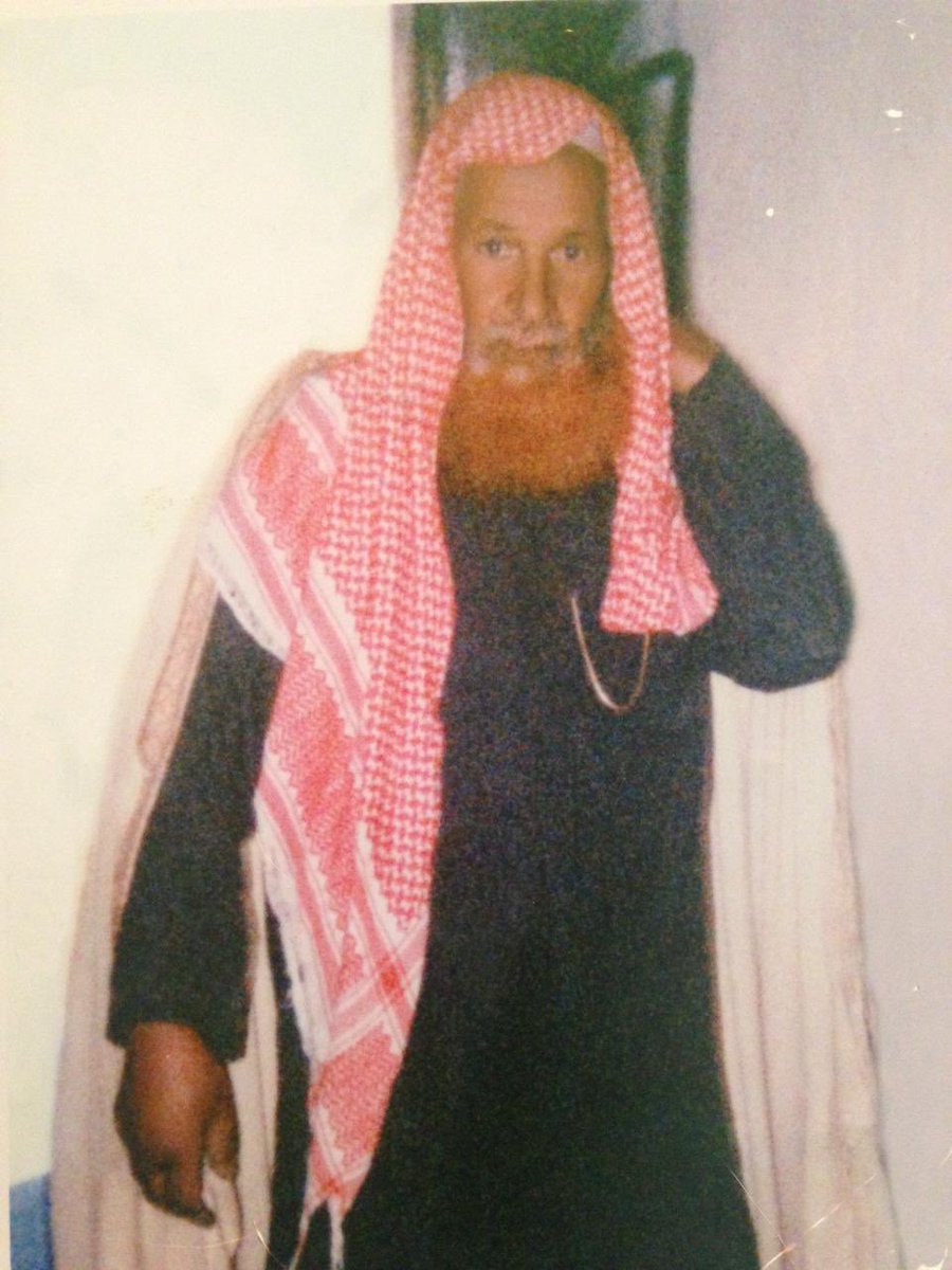 ma_mnso's tweet photo. ( من أعلام ذوي سعدون من الصعران من مطير )

محمد بن نقاء بن شاقي الأسيمر السعدوني.

ولد في نجد عام  1341 هـ  وعاش في البادية مع قبيلته  ثم انتقل للكويت وعمل بها  عدة سنوات ، ثم عاد واستقر  في بلدة أم حزم . 

اشتهر بالزهد والتقوى والكرم المشهود وبحبه الصادق لقبيلته وحبها له. 

من أعماله : 

تبرع  محمد الأسيمر  عام 1397  بمكينة كهربائية للقرية مع تحمل جميع تكاليفها التشغيلية على حسابه الخاص.

وفي عام 1397  تبرع محمد الاسيمر  في تمديد المياه من مزرعة عوض المقهوي الى القرية بمواسير حديدية على حسابه الخاص

المناشط الدينية :

في عام  1393هـ  صار مؤذناً وإماماً في جامع بلدة  ( أم حزم ) تطوعاً من نفسه ، ثم انتقل الجامع الى المخطط ومازال إماماً له متطوعاً حتى توفي رحمه الله عام 1419هـ 

مجلس الأسيمر : 

 كان  ديوان محمد الاسيمر مضيفاً مُشرّعاً في أم حزم لأبناء عمومته وغيرهم من القبائل حيث علاقاته الواسعة سواء على مستوى الاجتماعي او المستوى التعليمي والمستوى الديني والتوعوي .

وفي تجسيد كل هذه المواقف يقول فيه نايف بن عوض المقهوي : 

البارحة بالمجلس اللي على الكيف
والقلب خالي من جميع الهمومي
في بيت مهلي بالمسايير والضيف
ابو نقاء يا علّ عمره يدومي
ما مل لو كثرت عليه المصاريف
ناسٍ تجي المجلس وناسٍ تقومي
ما حسّب الدنيا وكثر التكاليف
رزقه على مولاه منشي الغيومي

ومازال مجلسه عامراً حتى توفاه الله 

مقتطفات من كتاب  ( ام حزم خلال قرن ) إصدار جديد في طور النشر  ، للباحث : سعد بن محمد الاسيمر السعدوني
صورة محمد الأسيمر رحمه الله
