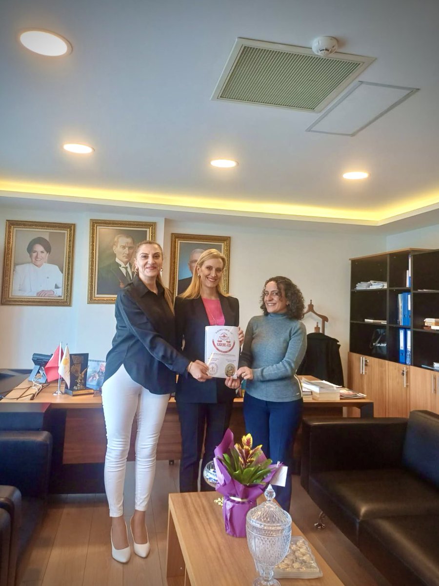 Kademeli Emekllik Federasyonu adına
İYİ Parti Sosyal Politikalar Başkanlığımızı ziyarete gelen Sayın Fatma Köseoğlu ve Sayın Özlem Gümüş’e hem nazik ziyaretleri hem de güzel çiçekler için çok teşekkür ederim.
Sosyal güvenlikte “adalet” olmazsa olmaz!
Kademeli emekllik haktır!