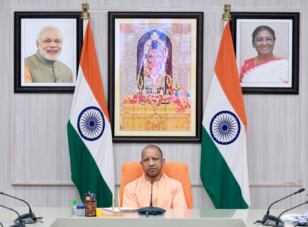 CMOfficeUP's tweet photo. मुख्यमंत्री @myogiadityanath जी ने आज लखनऊ में 'विकसित उत्तर प्रदेश @ 2047 की कार्ययोजना की प्रगति की समीक्षा करते हुए कहा कि यह दस्तावेज केवल एक विजन नहीं, बल्कि प्रदेश के आर्थिक, सामाजिक और संरचनात्मक रूपांतरण का स्पष्ट रोडमैप है।

मुख्यमंत्री जी ने निर्देश दिए कि इसे व्यापक और सहभागी बनाते हुए प्रदेशभर से प्राप्त 98 लाख से अधिक जन-सुझावों, विशेषज्ञों, उद्योग संगठनों तथा अन्य हितधारकों के विचारों का विश्लेषण करते हुए समाहित किया जाए तथा उसी आधार पर सेक्टरवार अल्पकालिक, मध्यमकालिक और दीर्घकालिक कार्ययोजना शीघ्र जारी की जाए।