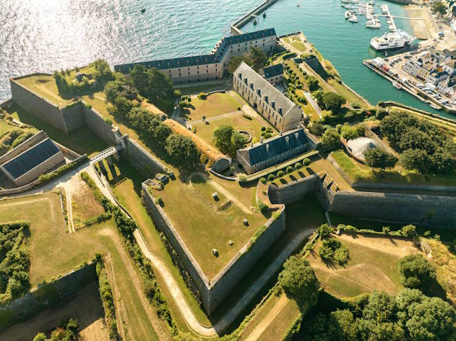 voyagesaffaires's tweet image. De la grande histoire à l'ultra luxe : la Citadelle Vauban à Belle-Île-en-Mer accueillera un hôtel Emblems Collection, de Accor, tandis qu'à Venise, un palazzo du XVIe siècle vient d'être reconverti en Orient Express. #hotels #luxe #OrientExpress @Accor  voyages-d-affaires.com/accor-ultra-lu…