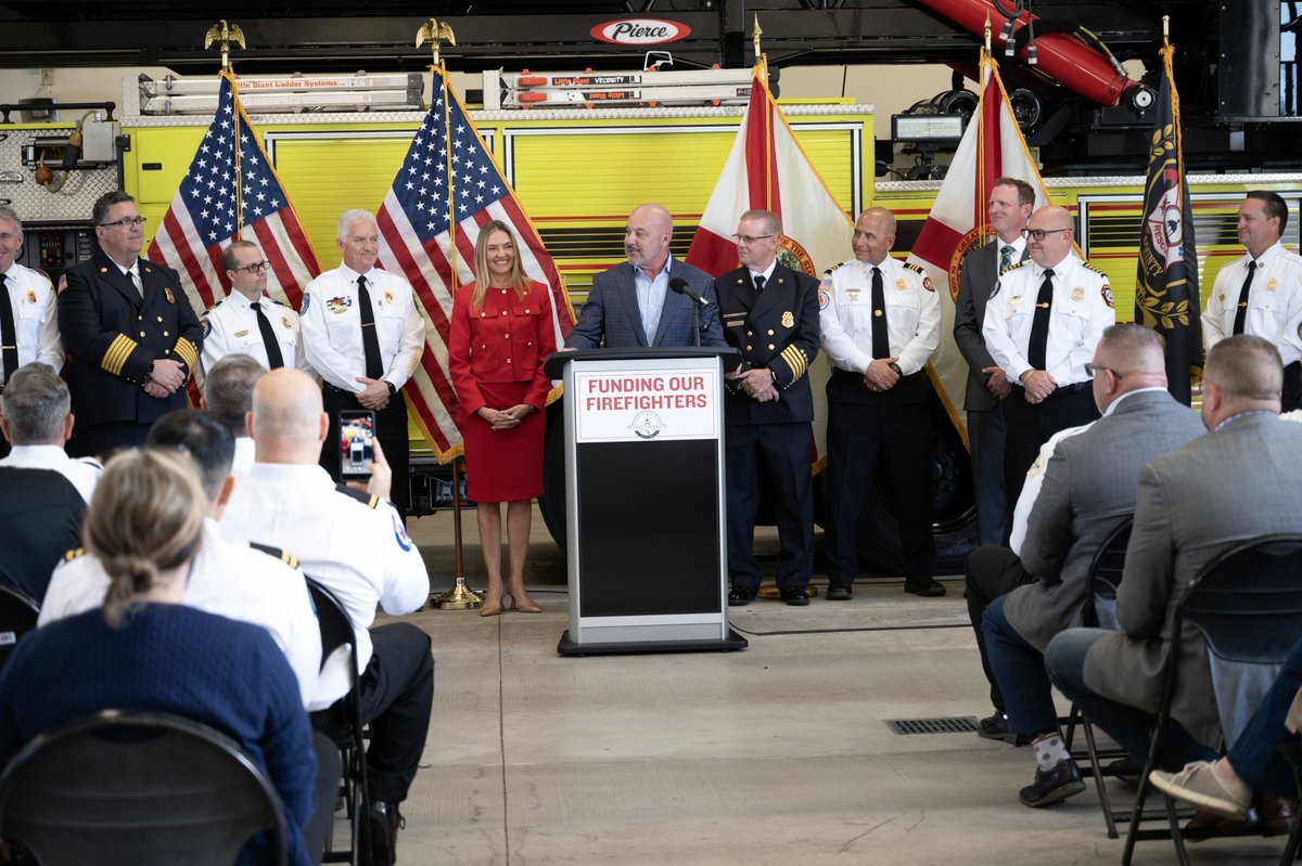 TempleTerraceFD's tweet photo. TTFD was honored to receive a $7,357.50 award from the Florida Dept. of Financial Services &amp; State Fire Marshal to support cancer prevention decon equipment. Chief Murley and Capt. Miranda accepted the check alongside partner agencies.
#TTFD #FirefighterHealth #CancerPrevention https://t.co/4RFhqPvhXk