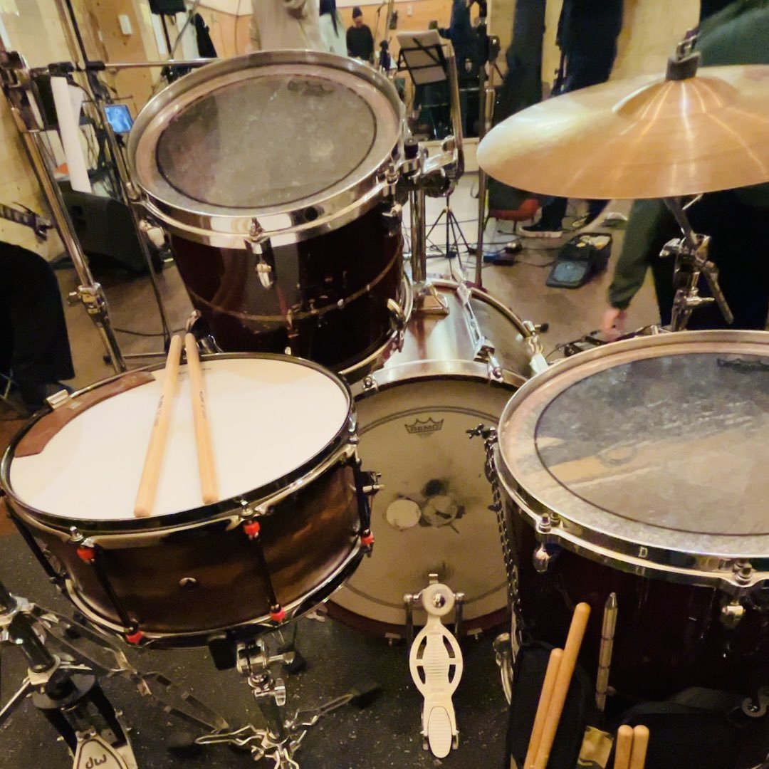 evepartyスタジオ
作曲編曲中
メンバーみんなの音楽的フトコロの深さを知れていつもすごいなぁと思う瞬間。

帰ってきてノーヒットノーランを知る。
すごいなぁ
おめでとう御座います
