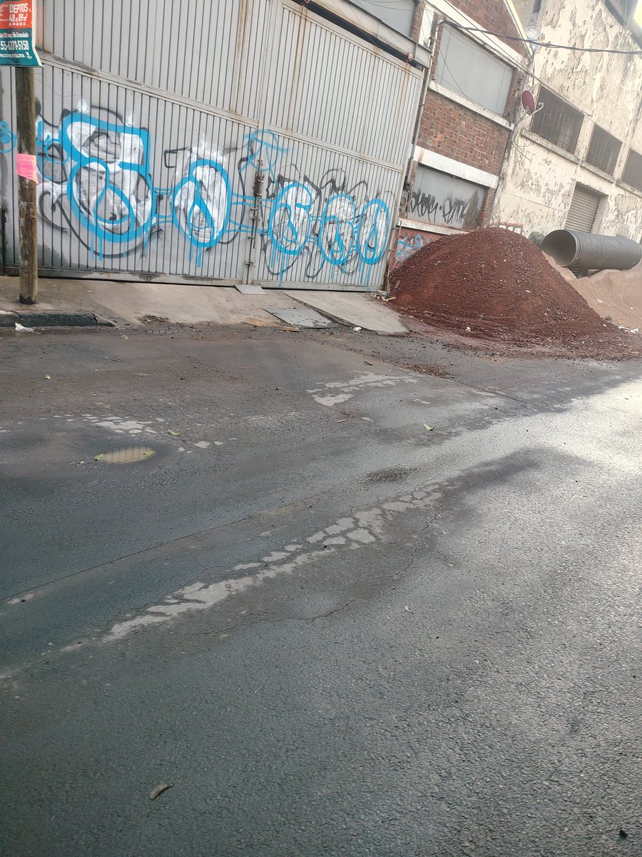 erikhdez23's tweet photo. Así es como gracias a @SEGIAGUA en conjunto con la @AzcapotzalcoMx de @NancyNunezmx y los vecinos que no tienen un poco de criterio tienen la calle 4 entre calle pino y calle chopo de la colonia el arenal https://t.co/ywMpozZmUv