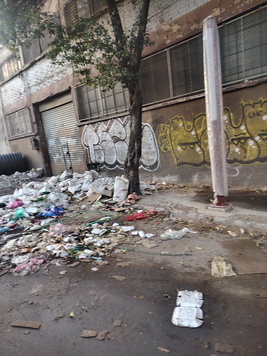 erikhdez23's tweet photo. Así es como gracias a @SEGIAGUA en conjunto con la @AzcapotzalcoMx de @NancyNunezmx y los vecinos que no tienen un poco de criterio tienen la calle 4 entre calle pino y calle chopo de la colonia el arenal https://t.co/ywMpozZmUv