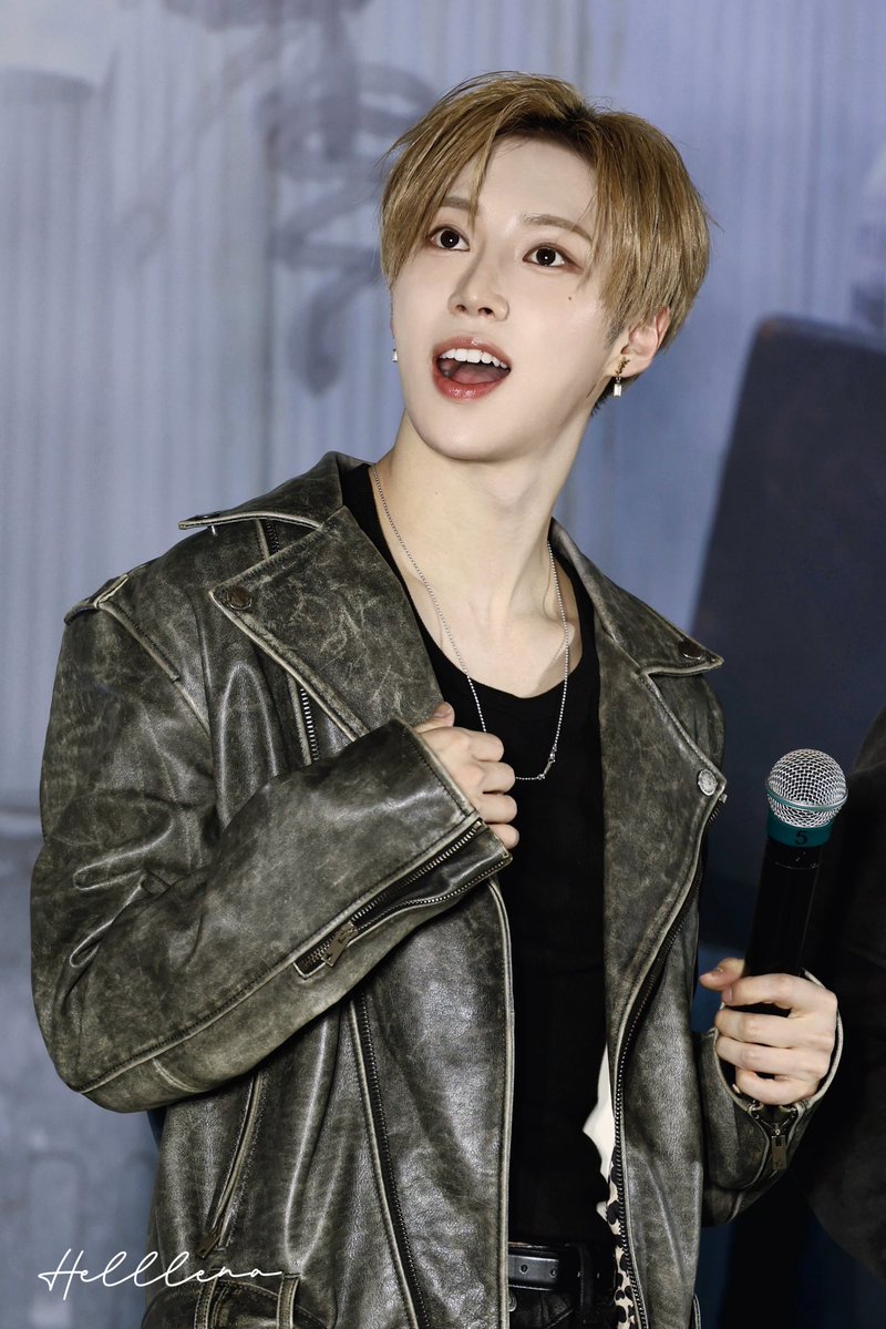 HelllenA_ tweet media