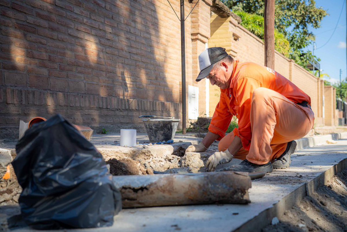CÓRDOBA NO PARA: PAVIMENTO EN VILLA 9 DE JULIO Y VILLA SERRANA

Con el gobernador <a href="/MartinLlaryora/">Martín Llaryora</a> recorrimos la obra de pavimentación y cordón cuneta que estamos llevando adelante en 50 cuadras del noroeste de la ciudad, en los barrios #Villa9DeJulio y #VillaSerrana. Además,