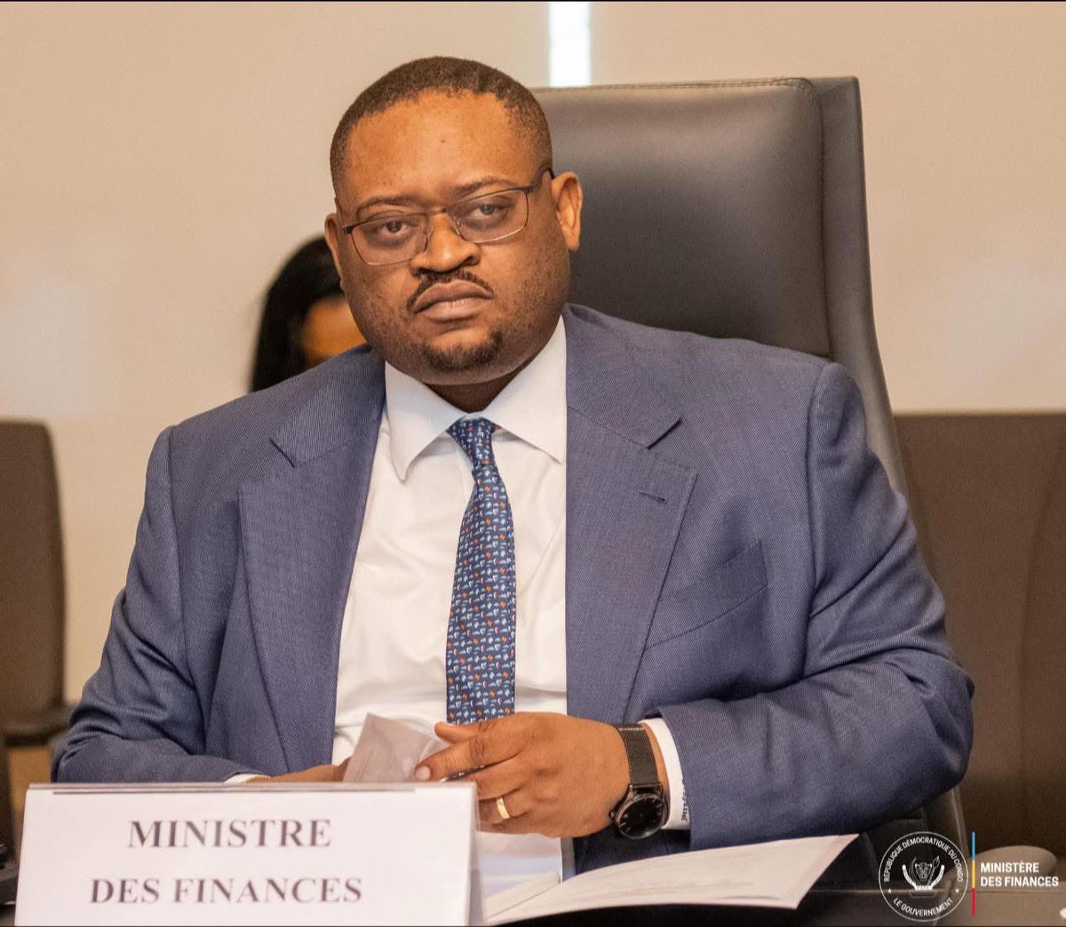 kajasarah18's tweet photo. #RDC : le gouvernement lance le #PMOD pour moderniser les douanes et intensifier la lutte contre la fraude

#Kinshasa, Le gouvernement de la République démocratique du Congo a validé le Programme de modernisation accélérée des opérations douanières (PMOD), une initiative stratégique portée par le ministre des Finances, Doudou Fwamba Likunde Li-Botayi @LikundeR , en vue de renforcer la lutte contre la fraude douanière et d’améliorer la performance des services de la Direction générale des douanes et accises (#DGDA).

Présenté lors de la 84ᵉ réunion du Conseil des ministres tenue le vendredi 27 mars 2026 dans la province du #Kwilu, ce programme ambitieux vise à sécuriser davantage les frontières nationales et à optimiser le contrôle des flux de marchandises. Il s’inscrit dans une dynamique globale de modernisation de l’administration douanière et de consolidation de la gouvernance économique.

Selon le compte rendu du Conseil des ministres, le PMOD prévoit notamment l’acquisition d’équipements de dernière génération, parmi lesquels des scanners modernes, des systèmes de communication satellitaire ainsi que des dispositifs radar. Ces outils permettront d’améliorer la surveillance des frontières, de détecter les intrusions et de réduire significativement les pratiques frauduleuses.

Sur le plan financier, la première phase du programme est estimée à 300 millions de dollars américains. Elle sera financée par un prêt syndiqué mobilisé auprès d’un consortium bancaire composé d’EquityBCDC, #FBN Bank, #Standard Bank et #Ecobank. Ce financement, structuré avec l’appui de l’Unité de gestion de la modernisation des douanes, est adossé à la redevance rémunératoire informatique.

Par ailleurs, une deuxième phase du programme est envisagée sous forme de partenariat public-privé (PPP), actuellement en cours de structuration avec un consortium émirati, en vue d’élargir et de renforcer les investissements engagés.

À travers le PMOD, le gouvernement congolais entend accroître significativement la mobilisation des recettes publiques, tout en dotant la DGDA de moyens techniques modernes capables de répondre aux défis sécuritaires et économiques liés aux échanges transfrontaliers.