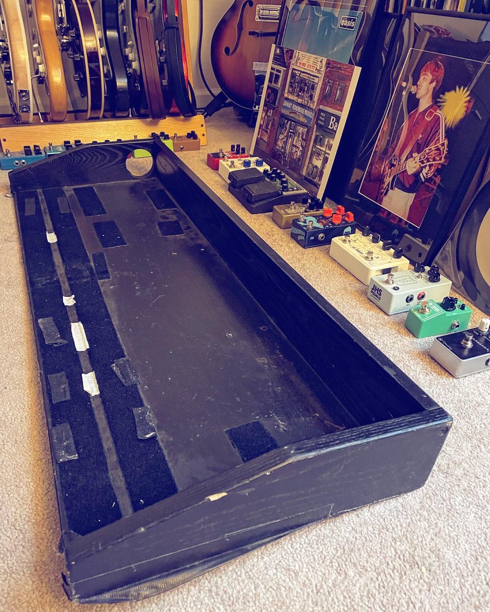 Wilderness_Alex's tweet photo. @oasis One of Noel’s first Mike Hill pedalboards! (The tuner and boss delay pedal also came from Noel via the Denmark Street Oasis collection) https://t.co/iQ9H1pSbpA