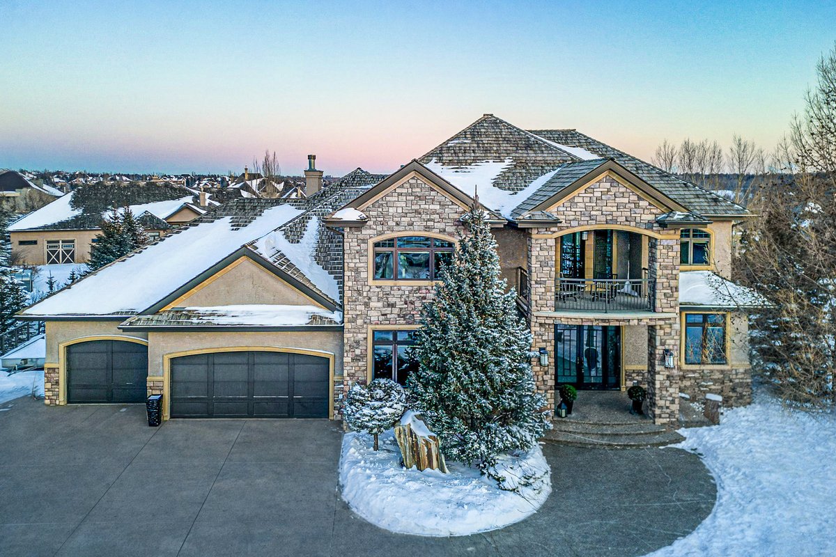 Celebrating multiple offers on this million-dollar listing in Pinnacle Ridge Estates! What a gorgeous luxury property it was 🙌