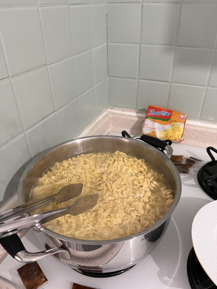 Turanesmerr's tweet photo. Hormonlar müsaade etmediği için benim muhteşem akşam yemeği 🍝 https://t.co/GH3qi1mXLP