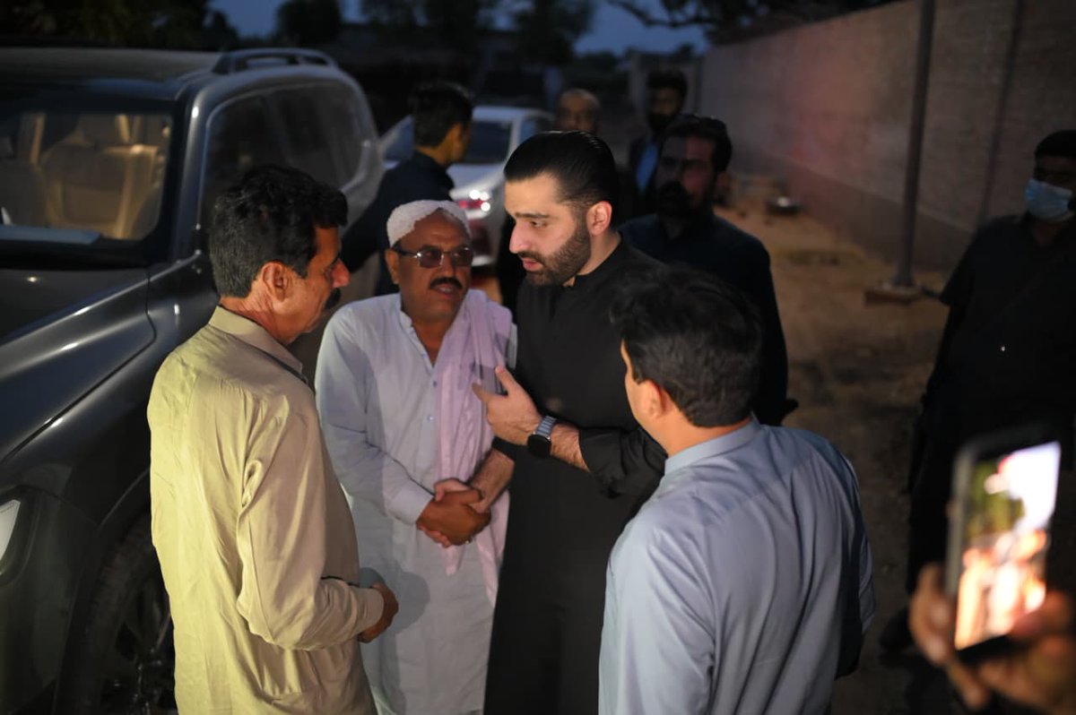 rattar_siraj's tweet photo. پاکستان پیپلزپارٹی کے نوجوان رہنما راول شرجیل میمن نے پی ایس 61  میں مختلف برادریوں سے تعزیت و فاتحہ خوانی کی اور لواحقین سے دلی ہمدردی کا اظہار کیا,
❤️ 🖤 💚
@rawalsharjeel @sharjeelinam https://t.co/xI9yrbTYzv
