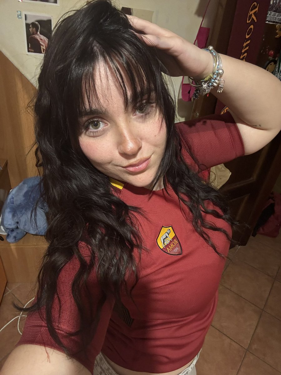 𝙘𝙝𝙞𝙖𝙧𝙚̀ | miss bernal ♡ tweet media