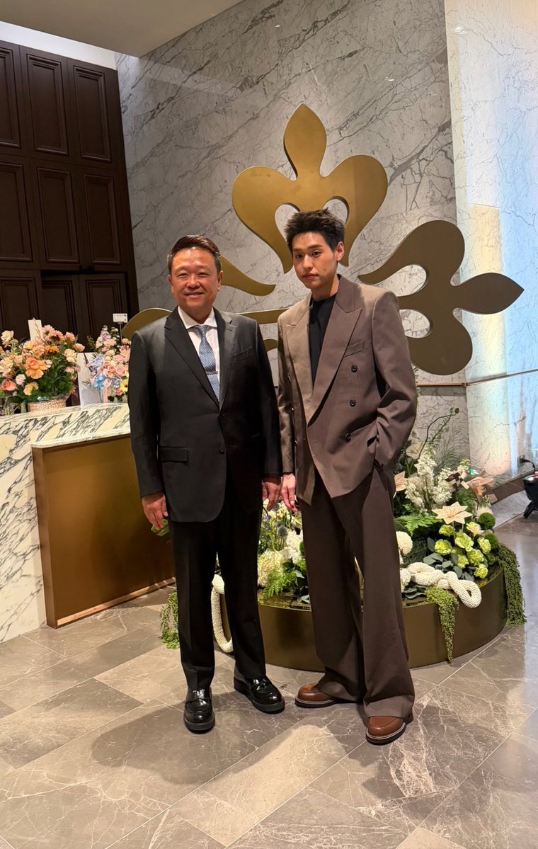 วันนี้พี่บิวกิ้นไปงานเปิดบูติกใหม่ของ patek philippe ออกงานสังคมกับปะป๊า ชีวิตท่านเนอะ ไฮโซเว่อ

#bbillkin