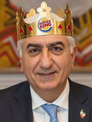 Associationlux's tweet photo. #Iran : Association Humanitaire: L'engouement pour Reza Pahlavi à la CPAC : un fan étranger rêve de la couronne iranienne, les mains vides chez lui.: https://t.co/Xeq2ZHEbUh

#No2ShahNo2Mullahs 
#FreeIran10PointPlan https://t.co/xkUyLy4oJA