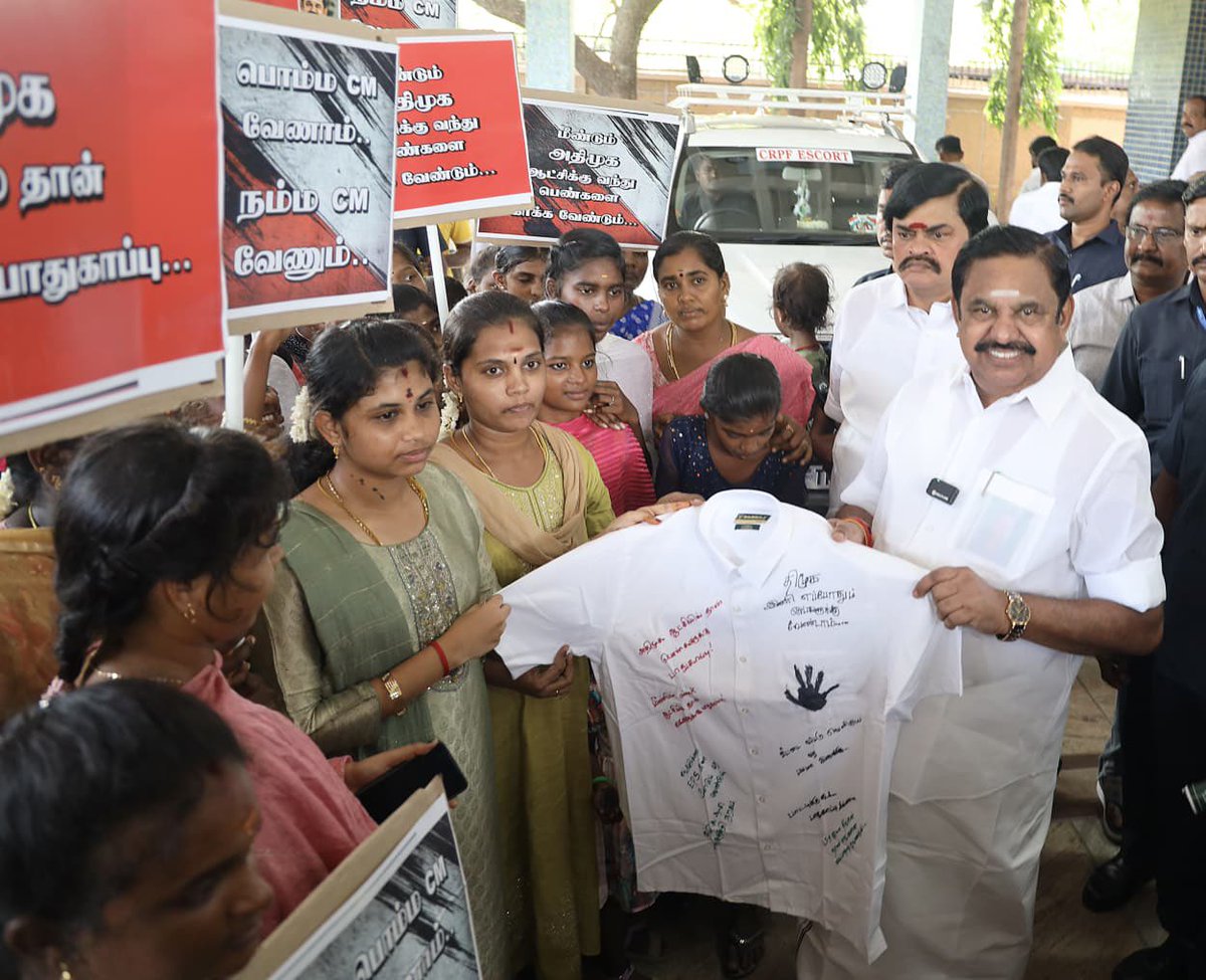 EPSTamilNadu's tweet photo. #விருதுநகர் மற்றும் #இராமநாதபுரம் மாவட்ட மக்கள் சட்டமன்றத் தேர்தலுக்கான தீர்க்கமான முடிவை எடுத்துவிட்டதையே #சிவகாசி மற்றும் #பரமக்குடி நகரங்களில் நடைபெற்ற தேர்தல் பிரச்சாரக் கூட்டங்கள் உணர்த்துகின்றன. 

முன்னதாக சிவகாசியில் சில இளம்பெண்கள் என்னை சந்தித்து ஒரு சட்டை ஒன்றை அளித்தனர். அந்த சட்டையில் அவர்கள் எழுதியிருந்த வாசகங்கள், ஐந்தாண்டு திமுக ஆட்சியில் அவர்கள் பட்ட வலிகளை, வேதனைகளை உணர்த்தின.

திரு. @mkstalin அவர்களே- தமிழ்நாட்டை, தமிழகப் பெண்களை எங்கே கொண்டுவந்து நிறுத்திவிட்டீர்கள் பார்த்தீர்களா?

பெண்கள் பாதுகாப்பாக இருந்தால் தானே, உரிமைத் தொகை பெற முடியும்? 
இதை எப்போதாவது உணர்ந்தீர்களா நீங்கள்?

சிறுமி முதல் மூதாட்டி வரை வீட்டை விட்டு வெளியே வரவே அச்சப்படும் பிற்போக்கு திமுக ஆட்சி இனியும் வேண்டுமா?

#தமிழ்நாடுவாழ_திமுகவீழவேண்டும்!

எனது சகோதரிகளே- அம்மா அவர்கள் எப்படி தாய் போல உங்கள் பாதுகாப்பை உறுதி செய்தார்களோ, அதேபோல், விரைவில் அமையவுள்ள எனது தலைமையிலான @AIADMKOfficial அரசும் தமையனாக நின்று உங்களைக் காக்கும்! இது உறுதி!

#Vote4AIADMK 🌱