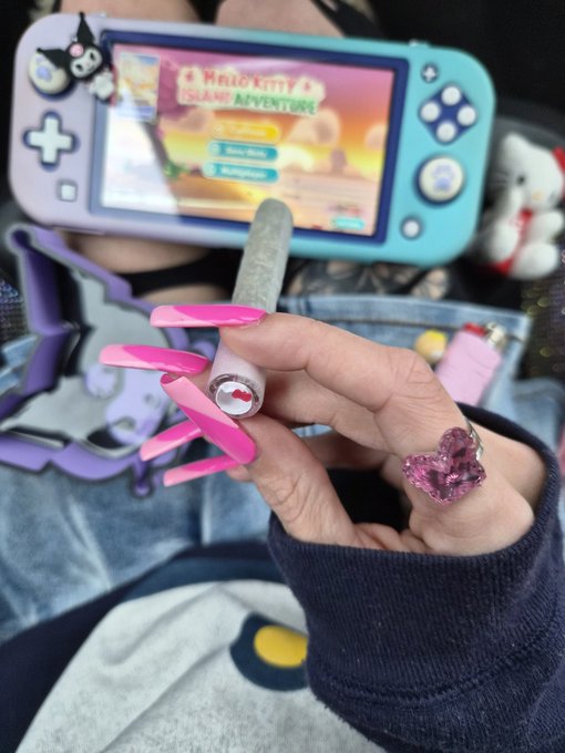 𝘪𝘯𝘥𝘪𝘤𝘢 𝘪𝘭𝘭𝘶𝘴𝘪𝘰𝘯𝘴💨 - 1 pic. smoking a j & playing on my switch https://t.co/dDPDVWOtYV