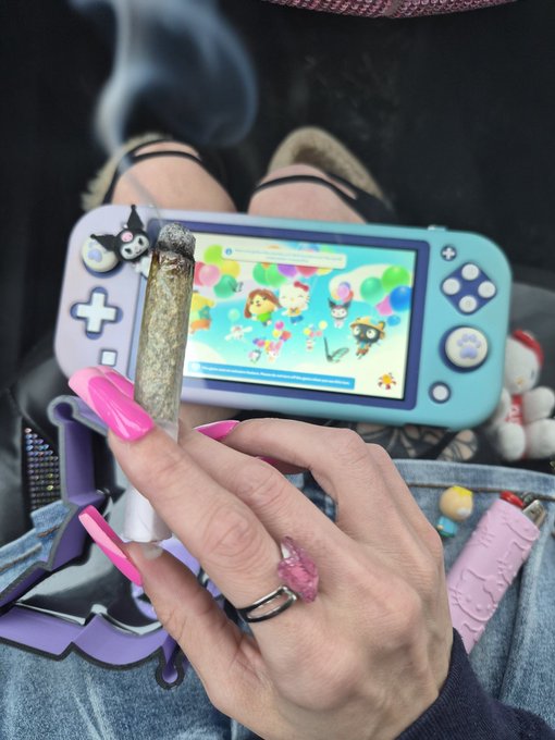 𝘪𝘯𝘥𝘪𝘤𝘢 𝘪𝘭𝘭𝘶𝘴𝘪𝘰𝘯𝘴💨 - 2 pic. smoking a j & playing on my switch https://t.co/dDPDVWOtYV