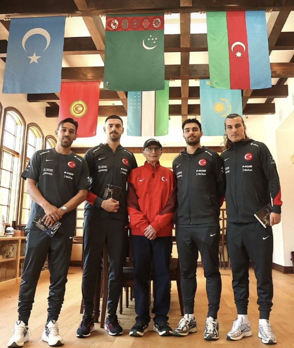 Limontepeliler's tweet photo. Prof. Dr. Aziz Sancar:      

"Mardin'de doğmuşsam, Cizre'de de doğmuşsam, Kars'ta da doğmuşsam ben Türk'üm. Ben Türk'üm, o kadar!"

#Limontepeliler #MilliaTakımlar
#BizimÇocuklar https://t.co/QH6XPSIwew