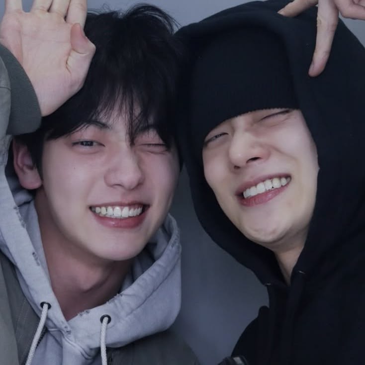 Yeonjun &amp; Soobin; Black Hole dan White Hole yang jadi pilar penyangga TXT: sebuah utas xtra panjang karena bahas 2 member sekaligus🧵
(DISCLAIMER! Ini adalah hasil observasi dan opini aku sbg MOA ya, pls keep being respectful)
