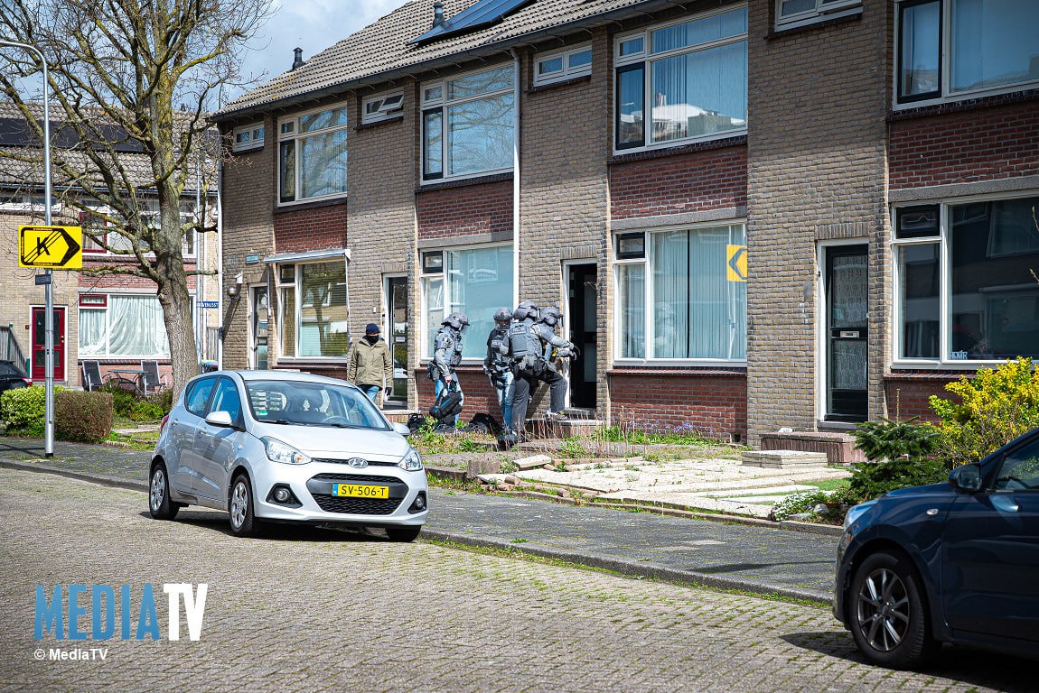 Inval woning Herculesstraat Spijkenisse door Dienst Speciale Interventies