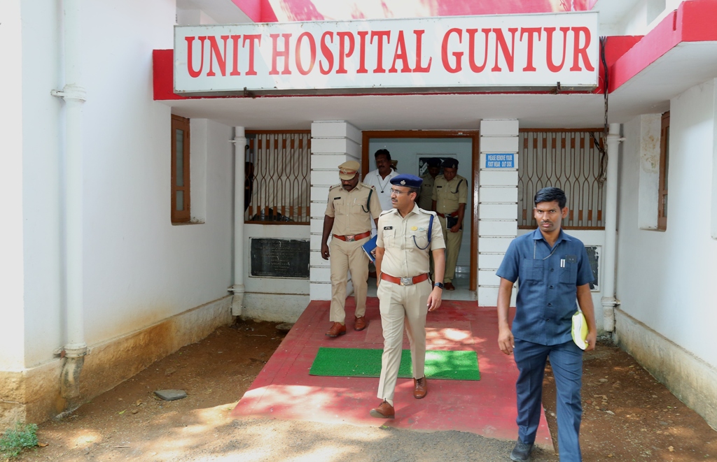 police_guntur's tweet image. జిల్లా పోలీస్ కార్యాలయంలోని వివిధ విభాగాలను పరిశీలించిన
 జిల్లా ఎస్పీ శ్రీ వకుల్ జిందల్ ఐపీఎస్ గారు –
 విధుల నిర్వహణలో క్రమశిక్షణ, నాణ్యతపై ప్రత్యేక దృష్టి పెట్టాలని ఆదేశాలు....
@APPOLICE100 
#welfare