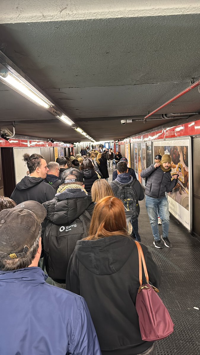 Caro <a href="/BeppeSala/">Beppe Sala</a> e <a href="/atm_informa/">Azienda Trasporti Milanesi</a> questa è la coda per pagare il parcheggio a Bisceglie.
Io i mezzi li uso anche ma mi pagate voi la mezz’ora persa ad aspettare per un servizio indecente?
<a href="/corrieremilano/">Corriere Milano</a>