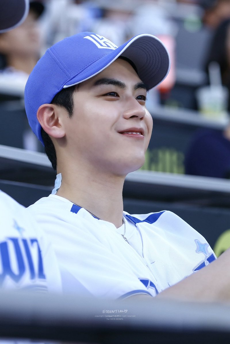 ᴇꜱꜱᴇɴᴛɪᴀʟ tweet media