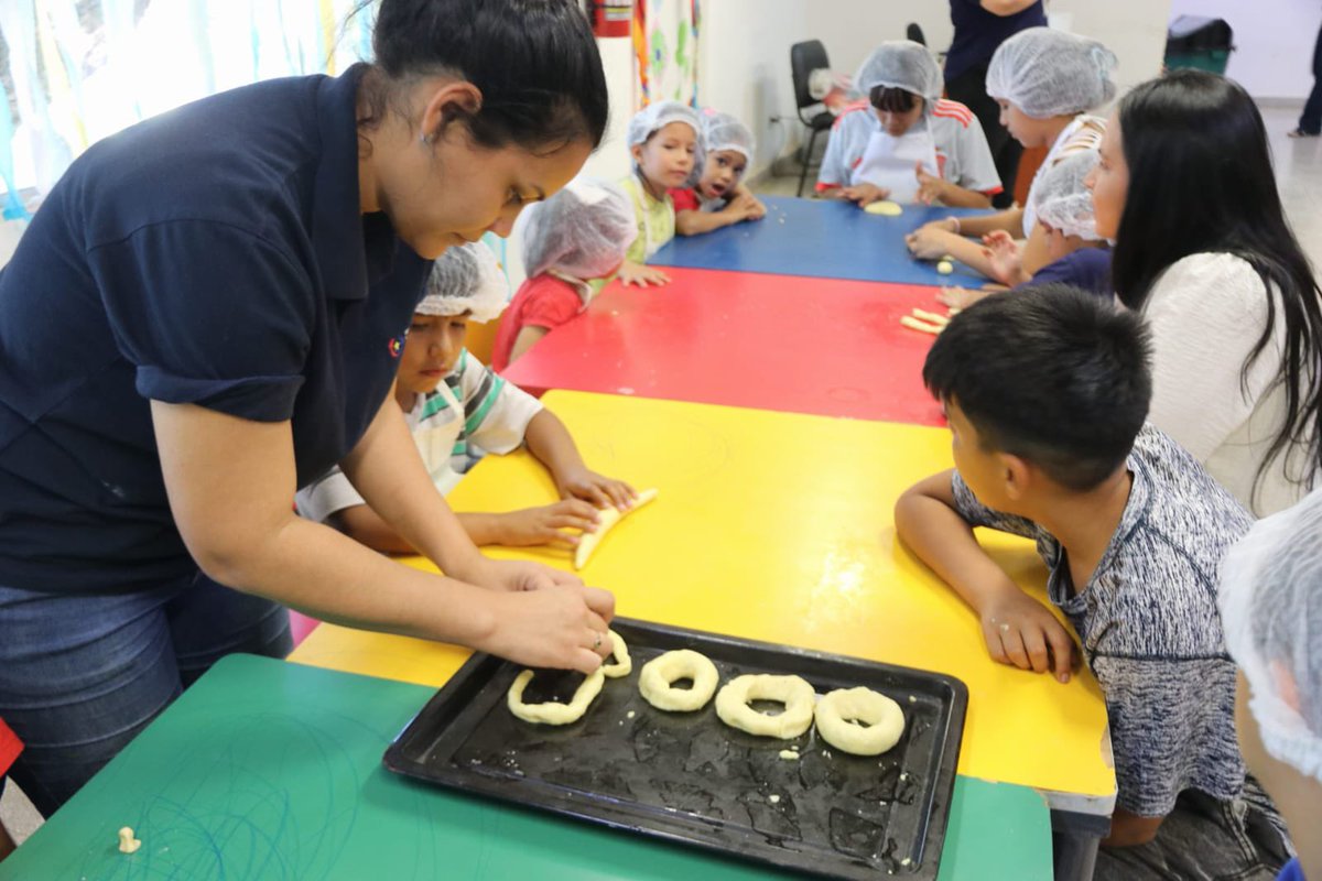 Tradición que nos une desde la infancia 👧🏻👦🏻

Hoy vivimos una mañana especial en el Módulo de Atención Infantil del Centro Ciudad Mujer, donde niñas y niños fueron protagonistas del Chipa Apo, conectando con nuestras tradiciones a través del compartir.

#GobiernoDelParaguay