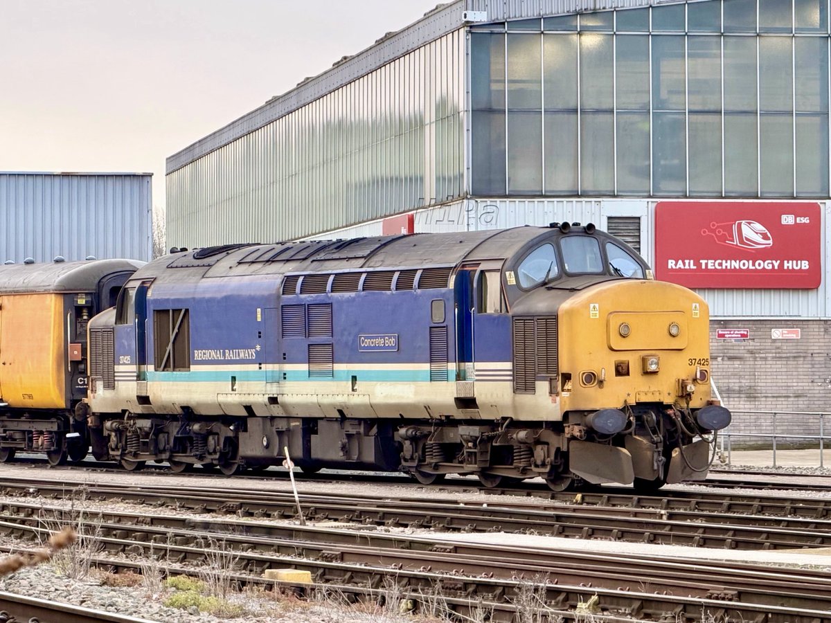 HiPa125's tweet image. HNRC Swietelsky #RegionalRailways #Class37 37425 ‘Sir Robert McAlpine/Concrete Bob’ - Derby Rail Technical Centre