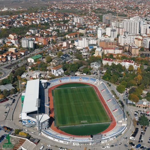 Fenerli_Gaucho's tweet photo. Solda: Kosova - Türkiye maçının oynanacağı Fadil Vokrri Stadyumu (kapasite: 13.980)

Sağda: Bosna Hersek - İtalya maçının oynanacağı Bilino Polje Stadyumu (kapasite: 13.632)
 
Dağılan Yugoslavya'da biri eyalet, diğeri özerk bölge olan bu iki ülkenin toplam nüfusu 5 milyon bile değil ama bugün ikisi de ayrı ayı dünya kupasına katılabilir.

Yugoslavya bir bütün olarak kalabilseydi neler neler olurdu...

Modric, Dzeko, Tadic, Vedat Muric, Kovacic, Perisic, Matic, Pavlovic, Rakitic, Mandzukic, Gvardiol, Rahmani, Kolarov, Jan Oblak, Ilicic, Sesko, Elif Elmas, Zhegrova, Pjanic, Vlahovic, Mitrovic, Milinkovic-Savic... bunlar beraber oynayacaktı.

2018'de ve 2022'de dünya şampiyonu olabilirlerdi.