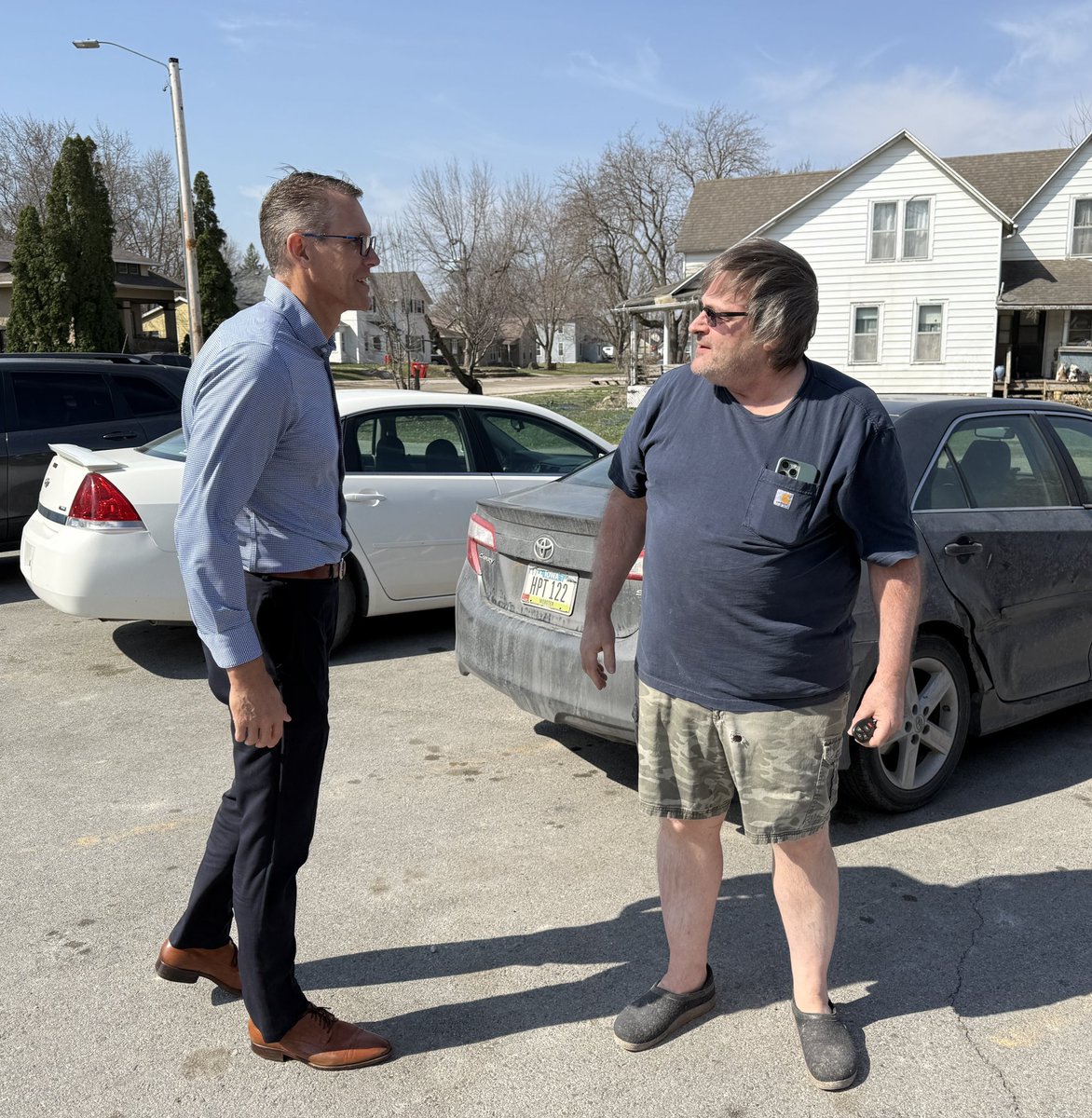 RandyFeenstra's tweet image. Great to meet a supporter of our campaign to take Iowa to new heights in Jewell!

Only in Iowa will you see people in shorts and a t-shirt in windy, 50-degree weather.

I’m having a blast traveling across our great state, meeting Iowans &amp;amp; working to earn every vote. #NewHeights