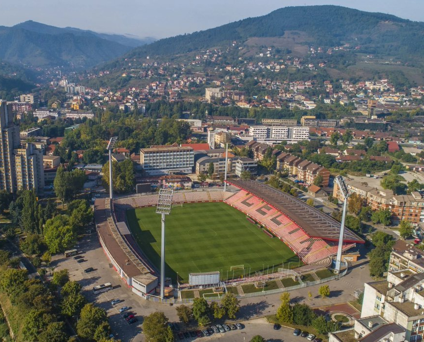 Solda: Kosova - Türkiye maçının oynanacağı Fadil Vokrri Stadyumu (kapasite: 13.980)

Sağda: Bosna Hersek - İtalya maçının oynanacağı Bilino Polje Stadyumu (kapasite: 13.632)
 
Dağılan Yugoslavya'da biri eyalet, diğeri özerk bölge olan bu iki ülkenin toplam nüfusu 5 milyon bile