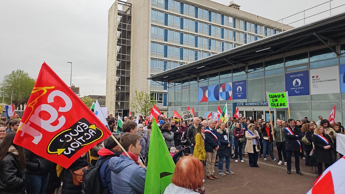 cgteducation77's tweet photo. En grève et en rassemblement devant la DSDEN de Melun ce 31/03, pour dire NON à la suppression de postes et donc de classes, dégradant toujours plus l’état du service public d’éducation.
Des moyens, il y en a !

#greve #cgt #cgteduc #1erdegre https://t.co/1g5b3YSmu3
