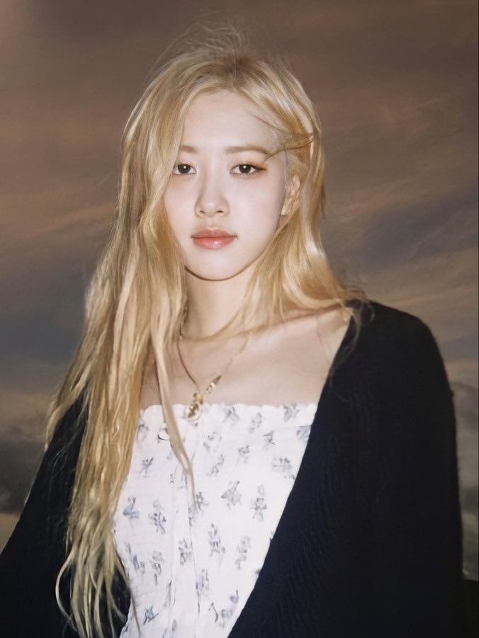 filmrosiee's tweet image. BREAKING: #ROSÉ currently dating actress Suzy. Dispatch exclusively reported today and THEBLACKLABEL confirmed, “they have just started their relationship in the stage of getting to know each other with good feelings.”

🔗 m.entertain.naver.com/home/article/3…