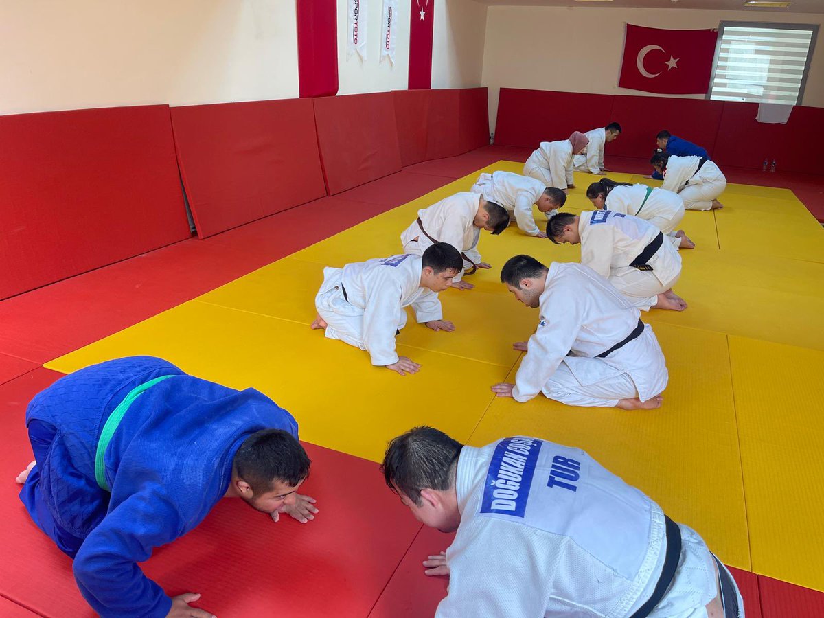 tossfedresmi's tweet photo. 🥋 Judown Milli Takım Kampı Yozgat’ta Tamamlandı!

Türkiye Özel Sporcular Spor Federasyonu’nun 2026 yılı faaliyet programı kapsamında, 27–31 Mart 2026 tarihleri arasında Yozgat’ta gerçekleştirilen Down Judo Milli Takım kampı başarıyla tamamlandı.

Yozgat Valiliği ve Yozgat Gençlik ve Spor İl Müdürlüğü’nün destekleriyle düzenlenen kamp süreci boyunca özel sporcularımız, yoğun ve tempolu antrenman programlarıyla Judown Dünya Şampiyonası’na hazırlandı.

📌 Kamp Kadrosu:

Erkekler:
Ahmet Eymen Danacı
Doğukan Coşar
Talha Ahmet Erdem
Mehmet Can Topal
Ahmet Ünal
Samet Balcı
Ahmet Sarıkaya
Musa Alan
Mustafa Erbil
İbrahim Erdem Öcal

Kadınlar:
Zeynep Sude Bilgine
Rabiya Sarıfakıoğulları
F.F. Şevval Devrim
Bengi Aleyna Yıldız

📌 Kamp sürecinin ardından oluşturulacak nihai kadro ile özel sporcularımız, 5–9 Ağustos 2026 tarihleri arasında İsveç’te düzenlenecek Judown Dünya Şampiyonası’nda ülkemizi temsil edecek.

👍 Türkiye Özel Sporcular Spor Federasyonu Başkanı Birol Aydın:

“Bu önemli kamp sürecinin Yozgat’ta en iyi şekilde gerçekleştirilmesine katkı sağlayan başta Yozgat Valimiz Sayın Mehmet Ali Özkan’a ve Yozgat Gençlik ve Spor İl Müdürümüz Sayın Şahin Hopur’a desteklerinden dolayı teşekkür ediyorum.

Yoğun ve disiplinli geçen bu kamp sürecinde büyük özveriyle ��alışan özel sporcularımızın her birini yürekten tebrik ediyorum. İsveç’te ülkemizi en iyi şekilde temsil edeceklerine inanıyorum.

Judo Teknik Kurulumuza ve antrenörlerimize teşekkür ediyor, çalışmalarında başarılar diliyorum.” dedi.