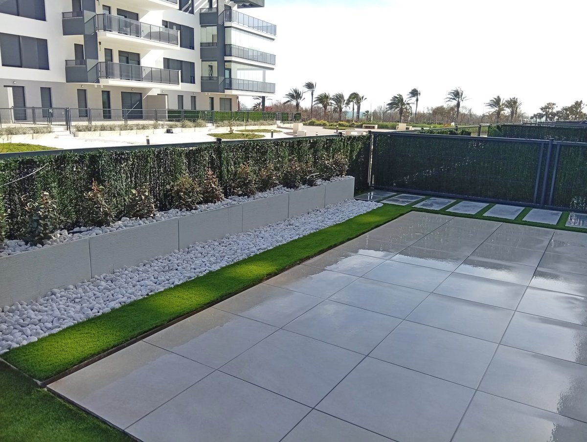 🌿 Caminos Integrados  🛣️

 👋 🌱 La instalación de césped artificial siempre puede combinarse con senderos de piedra, madera o losas para crear recorridos funcionales y estéticos.  💚 

 #eurocesped #jardinesbonitos #céspedartificial