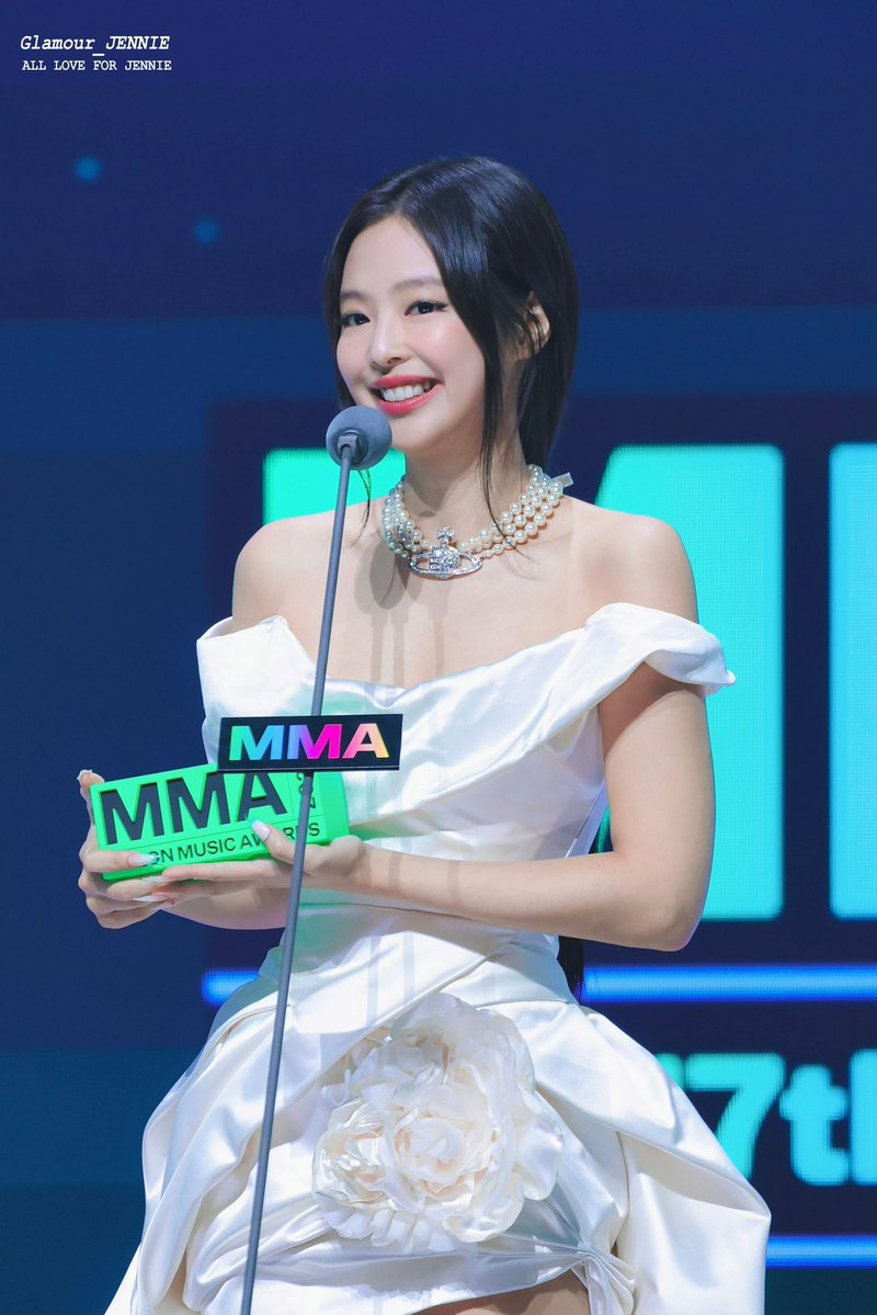 Glamour_JENNIE가 공개한 제니 이미지 2