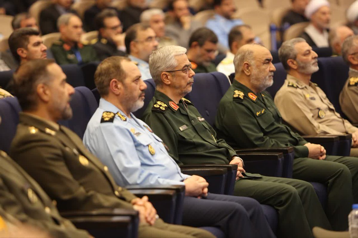 تنها حکومتی که 
فرماندهانش پیش از مردم جان می‌دهند #جمهوری_اسلامی_ایران است .