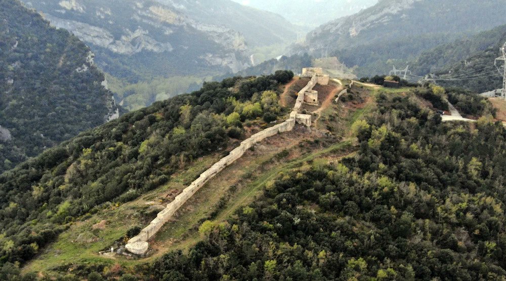 MiguelLuisSanz1's tweet photo. Fortaleza de Tedeja, Trespaderne, Burgos.
Domina la entrada del desfiladero de la Horadada.
Aunque la primera mención documental es del año 1045, parece ser que ya existía una fortaleza a mediados del siglo V. https://t.co/IKdy7IEhAe