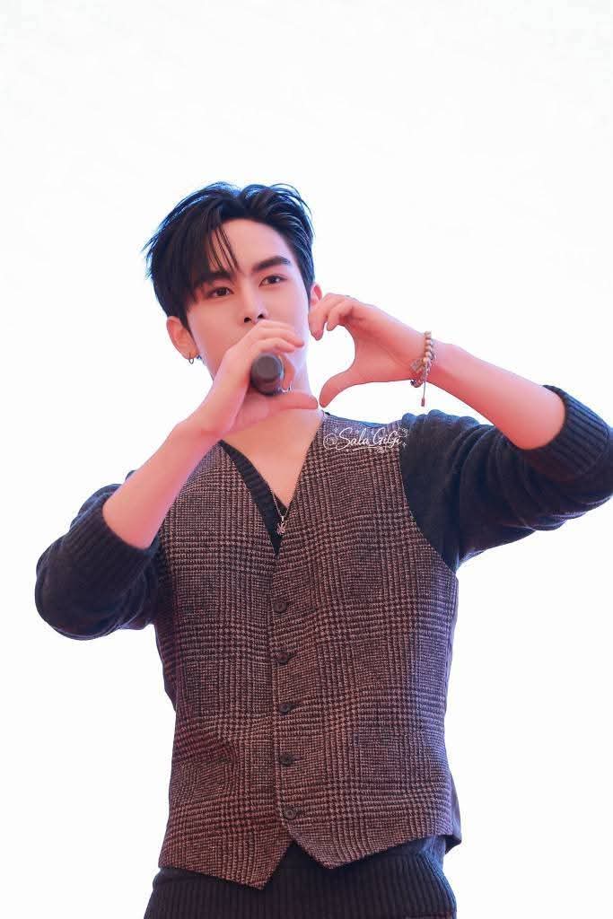 Perth Santa tweet media