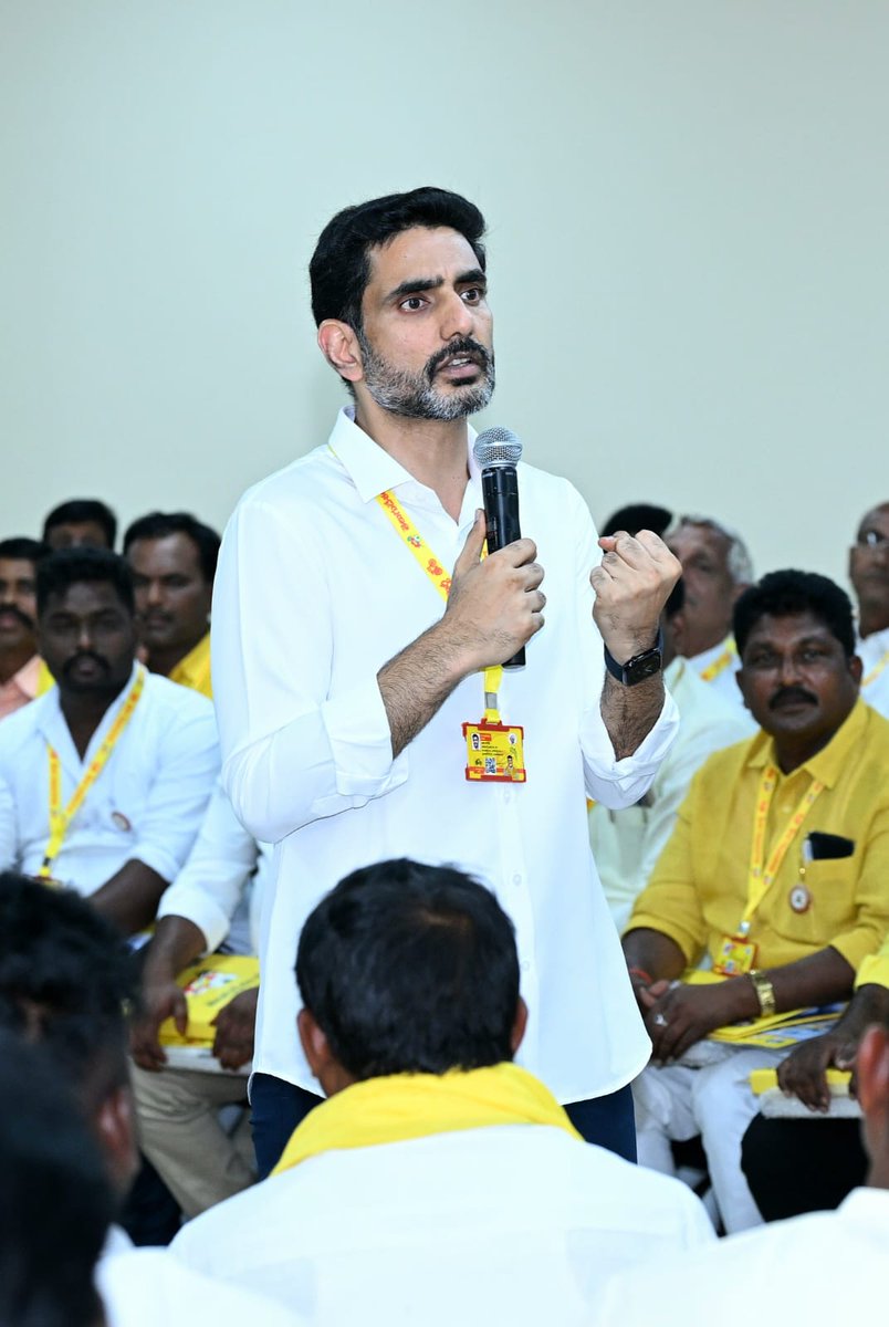 naralokesh's tweet photo. మంగళగిరిలోని టీడీపీ కేంద్ర కార్యాలయంలో పార్టీ క్లస్టర్ ఇంఛార్జ్ లకు శిక్షణ తరగతుల్లో భాగంగా ‘కాఫీ కబుర్లు’ కార్యక్రమంలో పాల్గొని దిశానిర్దేశం చేశాను. టీడీపీ నాయకులు, కార్యకర్తలు ప్రజలతో మమేకమై వారి సమస్యల పరిష్కారానికి కృషిచేయాలి. పరిధిలోని యూనిట్, బూత్ లను బలోపేతం చేయాలి. ఒక వ్యవస్థలా టీడీపీని తీర్చిదిద్దుదాం. వినే నాయకుడు చంద్రబాబు గారు ఉండటం మన అదృష్టం. మీరంతా తెలుగుదేశం పార్టీ భవిష్యత్ నాయకులు.