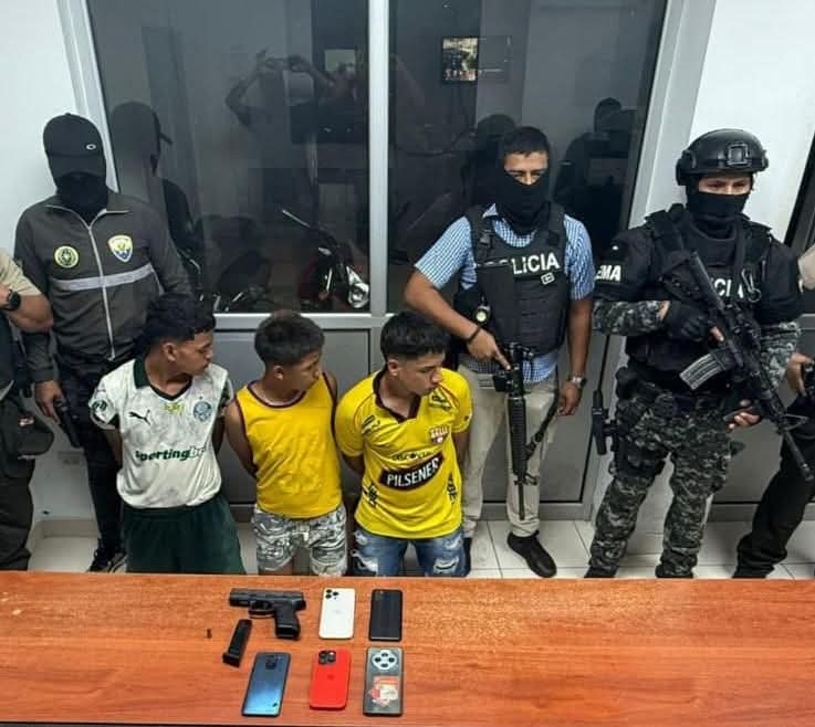 MinMedio's tweet image. #Guayas
Tras el operativo "Apolo 15" ejecutivo en algunos cantones se logró la captura de 3 sujetos implicados en varias muertes violentas en el cantón Santa Lucia.
