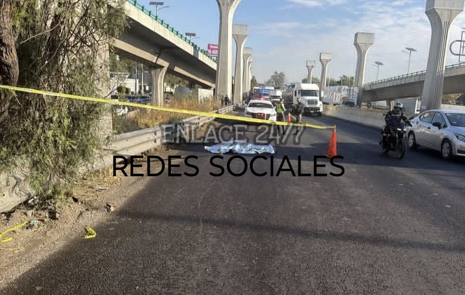 🟥 Persona sin vida en los carriles centrales de la autopista México-Querétaro, a la altura de Perinorte, en #CuautitlánIzcalli, con dirección a la #CDMX. 🟥