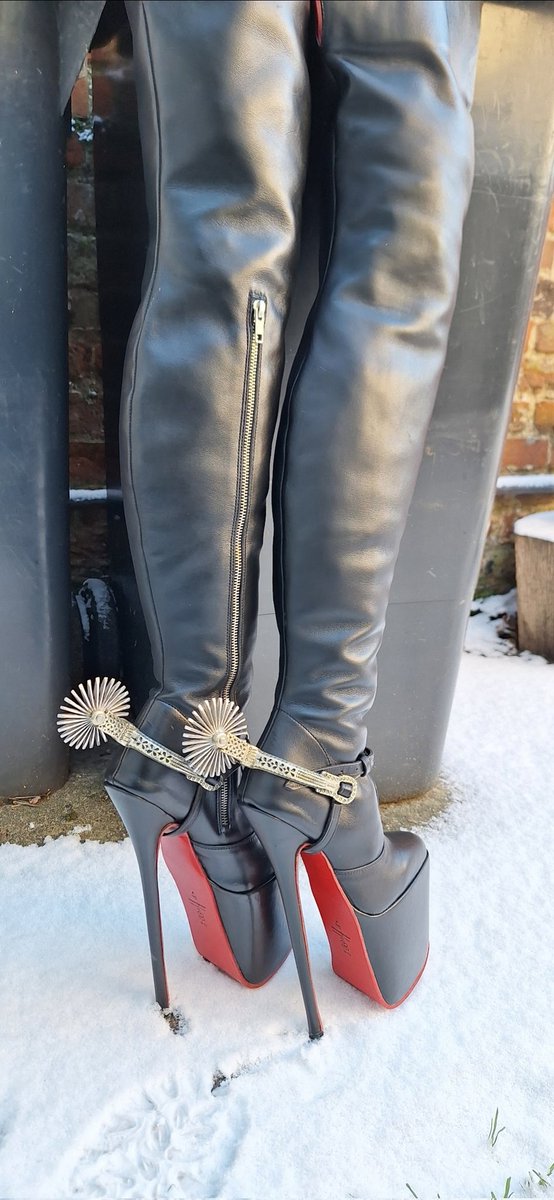 Leather Vikki tweet media